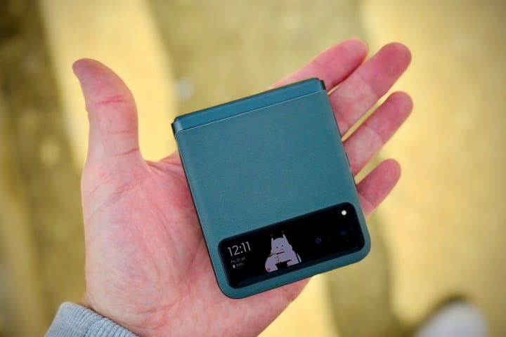 A person holding the closed Motorola Razr 40.