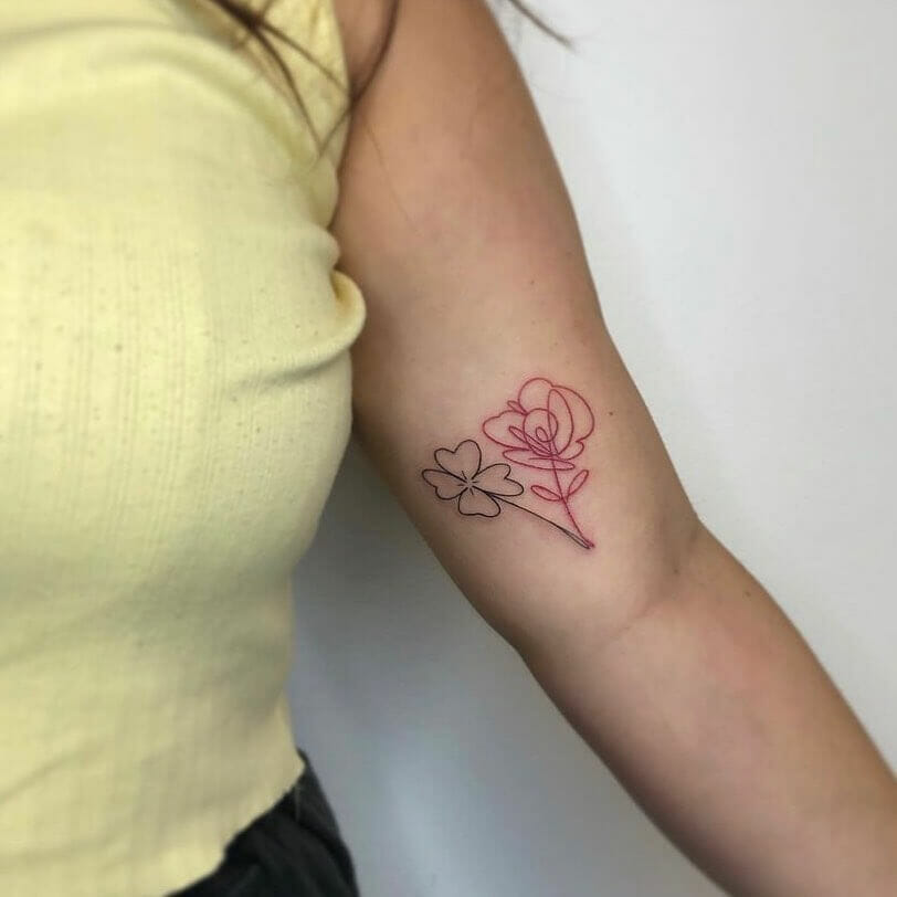 Tatuaje de garabato de rosa y trébol de cuatro hojas