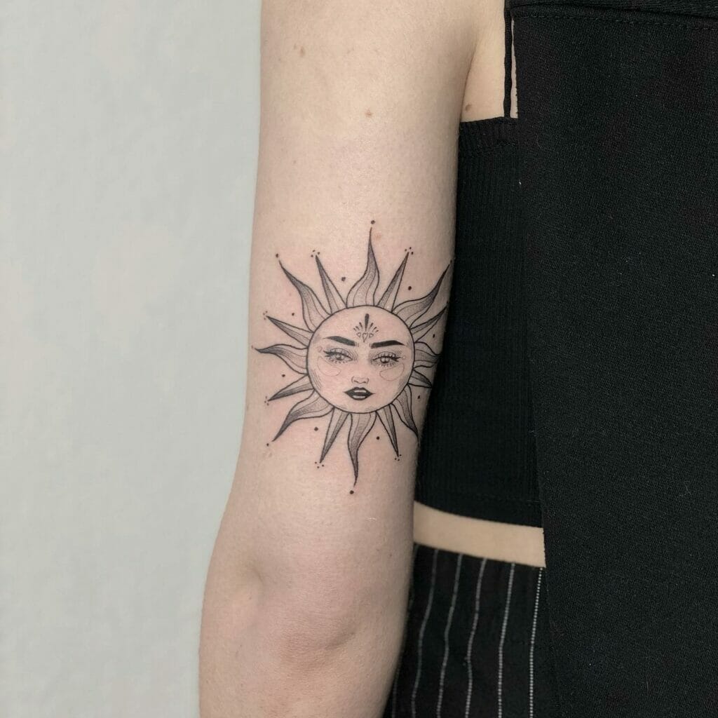 Increíble tatuaje minimalista del sol azteca