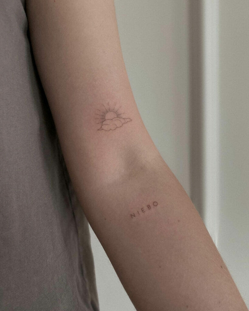 Ideas minimalistas de diseño de tatuajes de sol y nubes