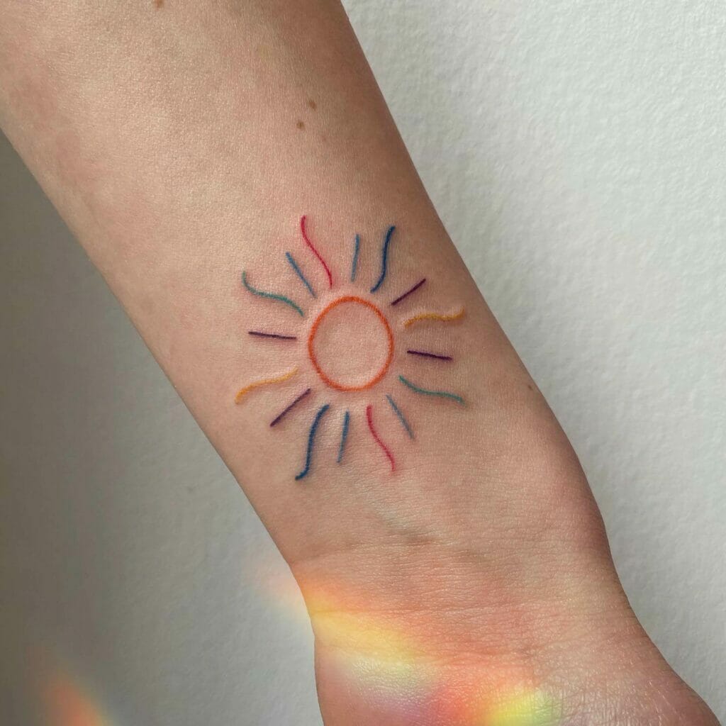 Diseños de tatuajes de sol pequeños, minimalistas, coloridos y divertidos.