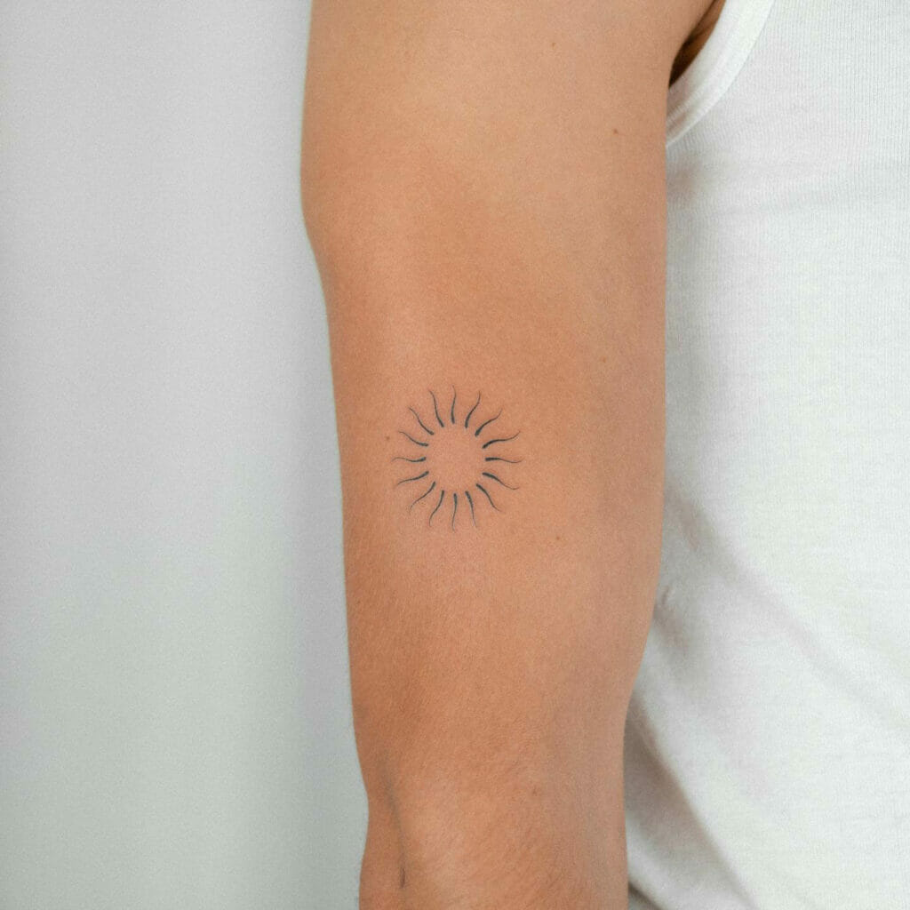 Hermosas ideas minimalistas de tatuajes de sol