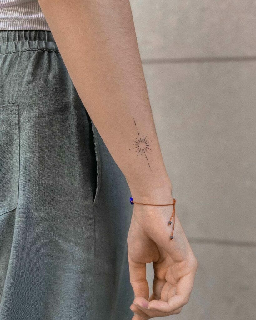 Diseño de tatuaje de línea minimalista del sol.