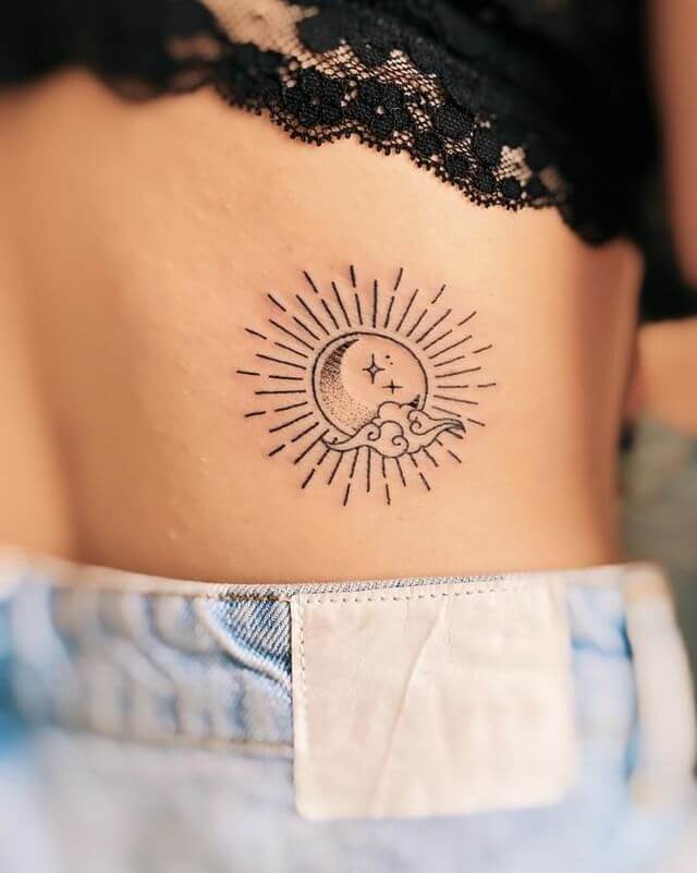 Hermoso tatuaje de sol y luna minimalista