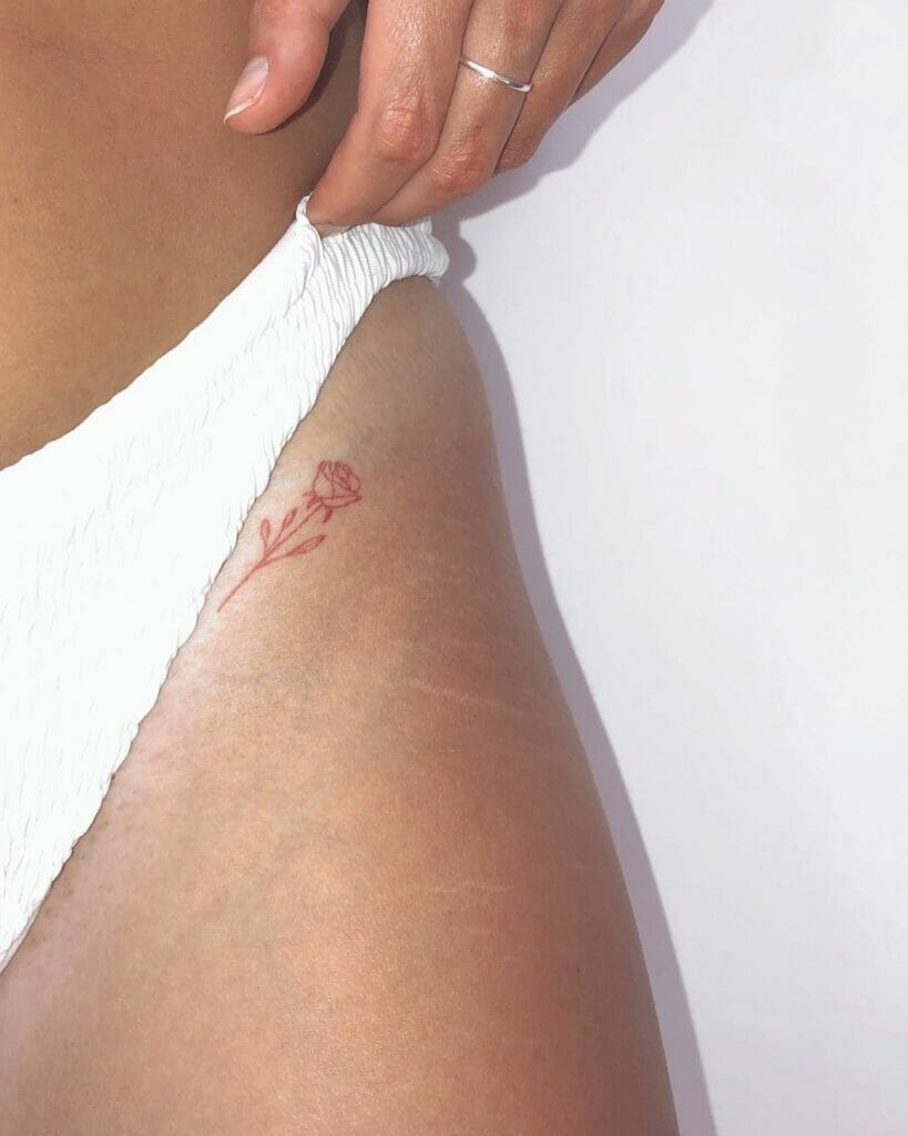 Tatuajes en la línea del bikini de una rosa roja curada