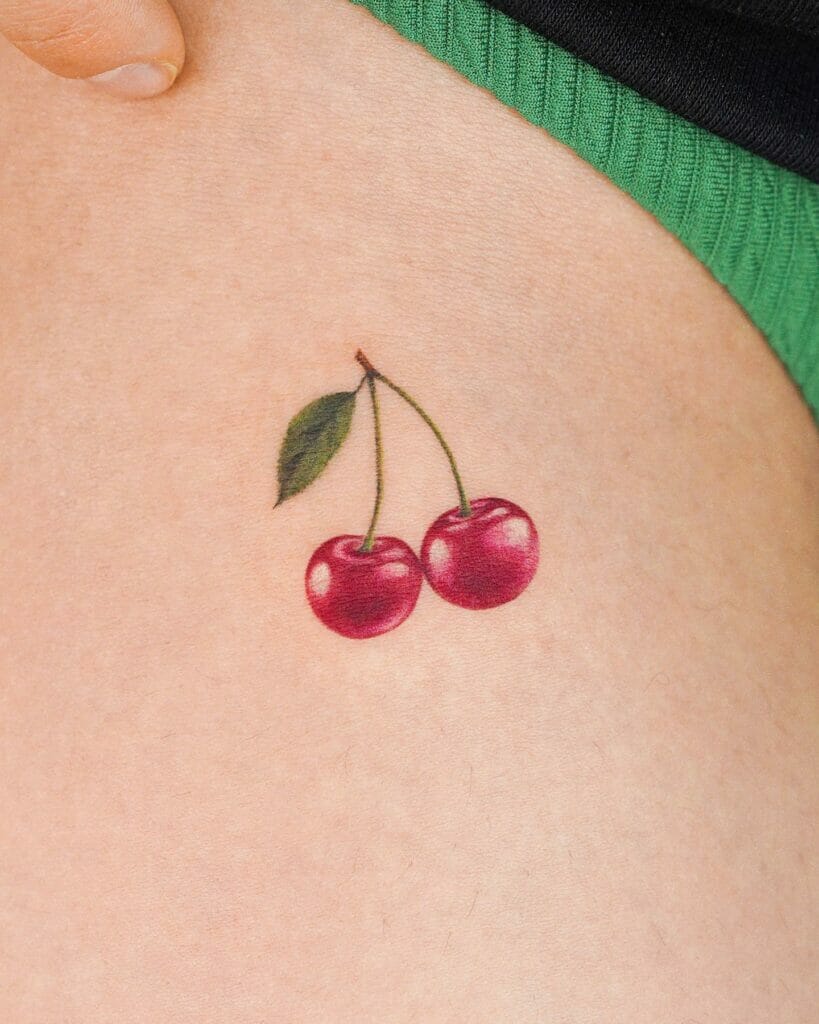 Tatuajes en la línea del bikini con cereza