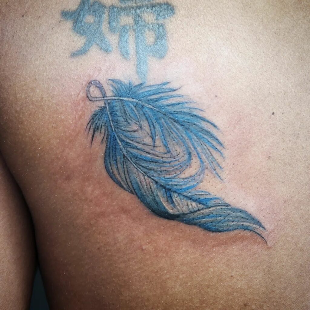 Tatuaje De Pluma Azul