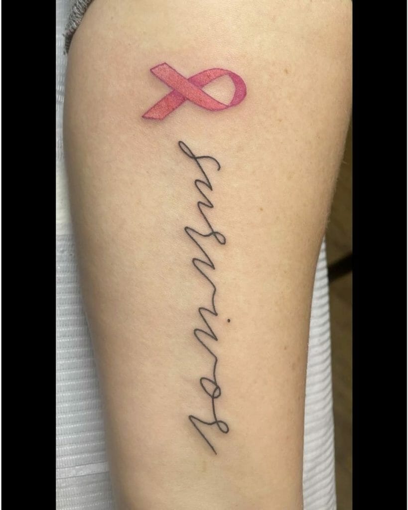 Tatuajes de lazo rosa sobre el cáncer de mama para crear conciencia