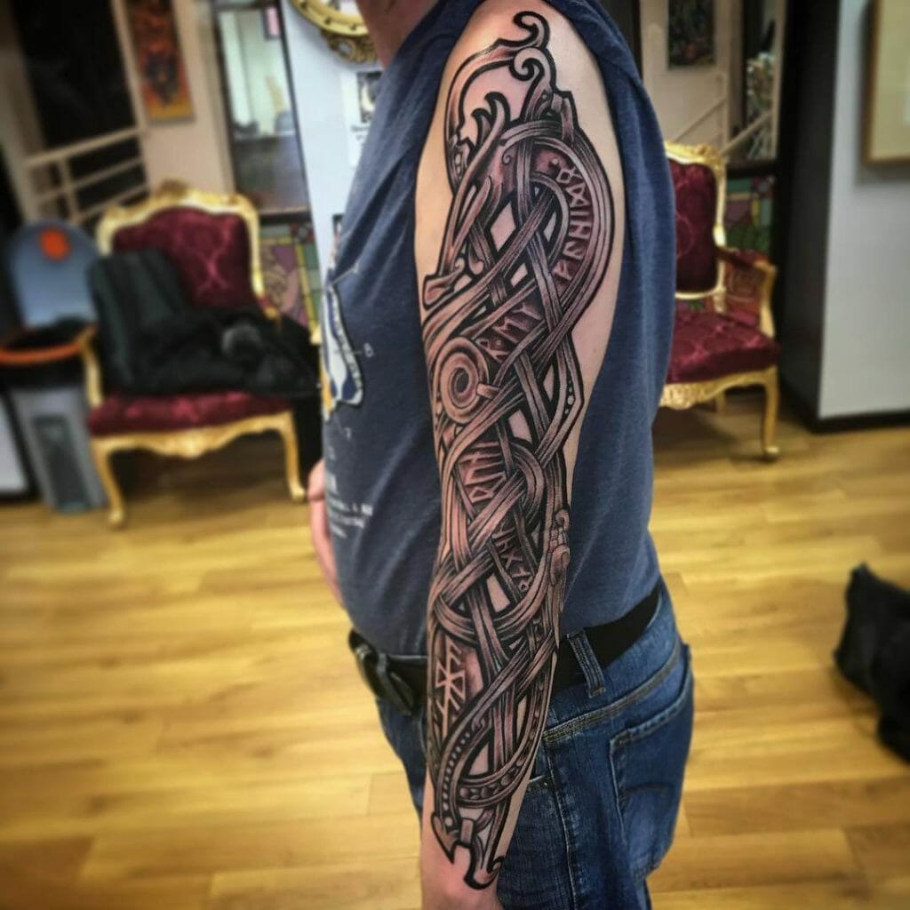 Tatuaje de manga irlandesa del dragón celta