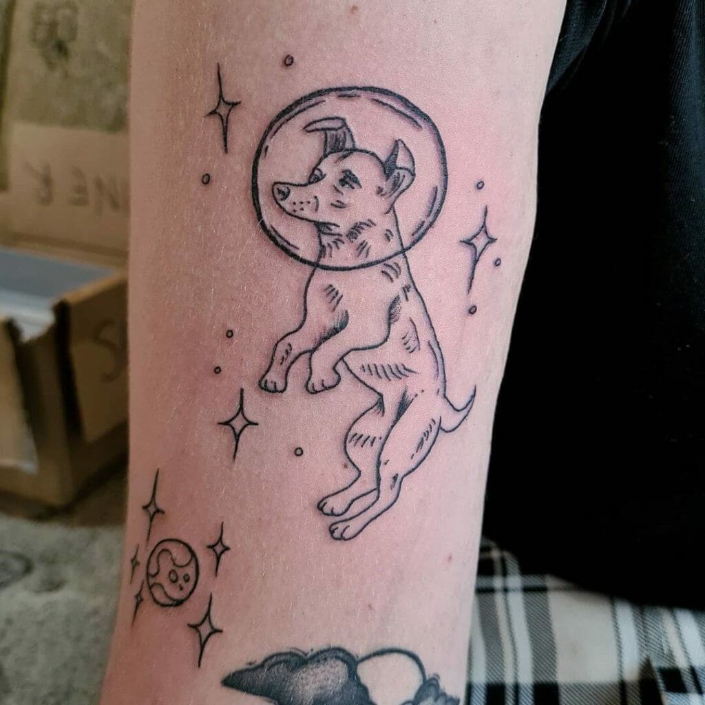 Diseño de tatuaje de perro astronauta