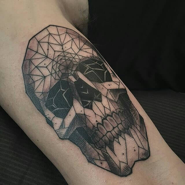 Tatuaje de media manga de calavera geométrica