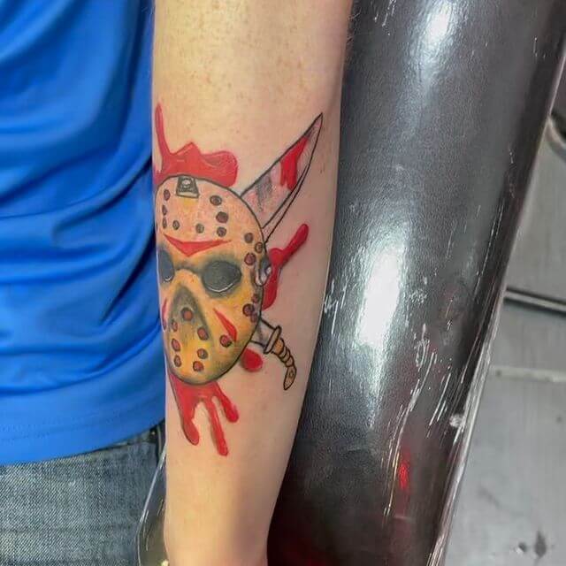 Ideas sangrientas y sangrientas del tatuaje de la máscara de Jason para los fanáticos de las películas de terror