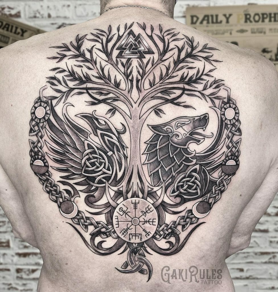 Halcón en el tatuaje de Yggdrasil