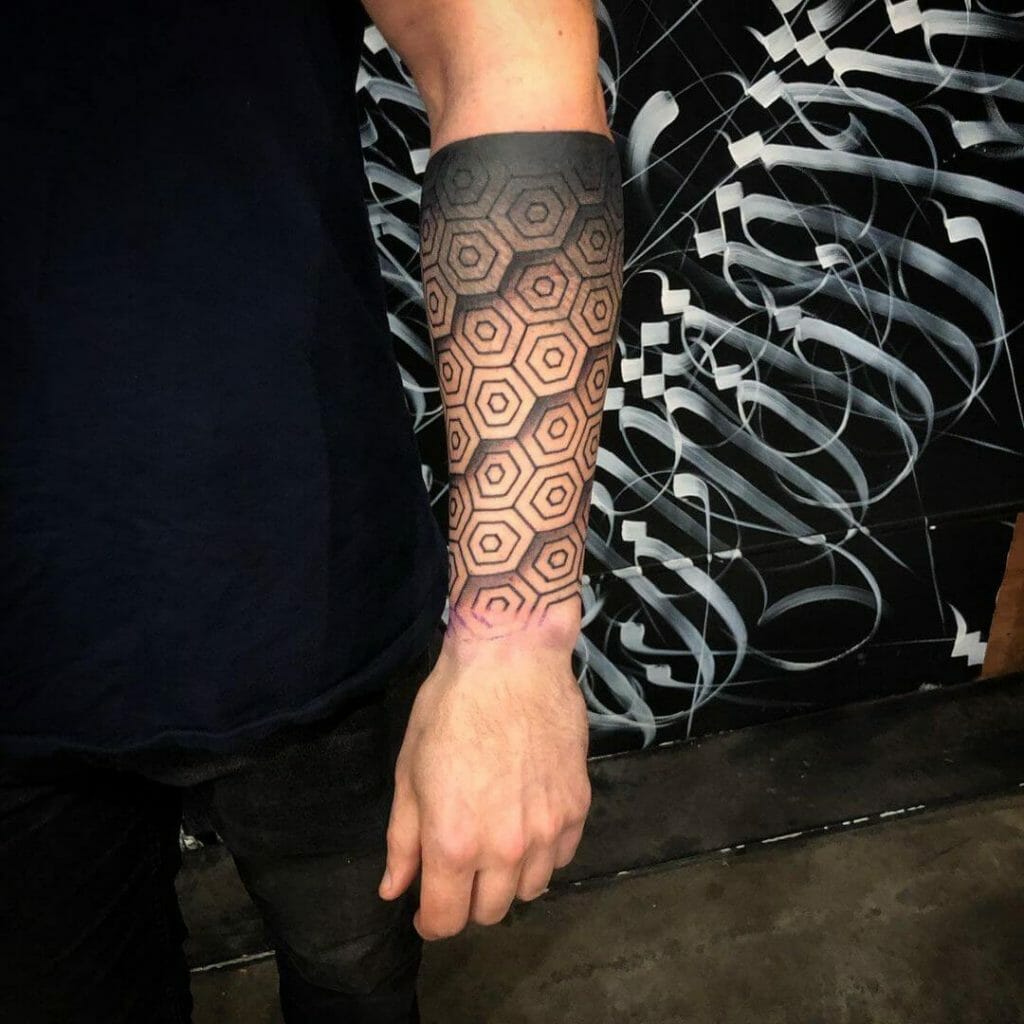 Manga de tatuaje geométrico estilo panal