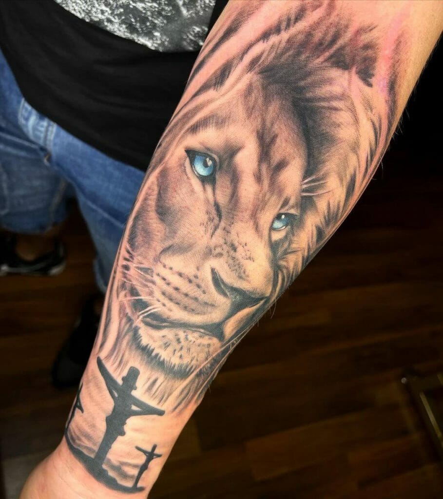 Tatuajes De León Con Tres Cruz