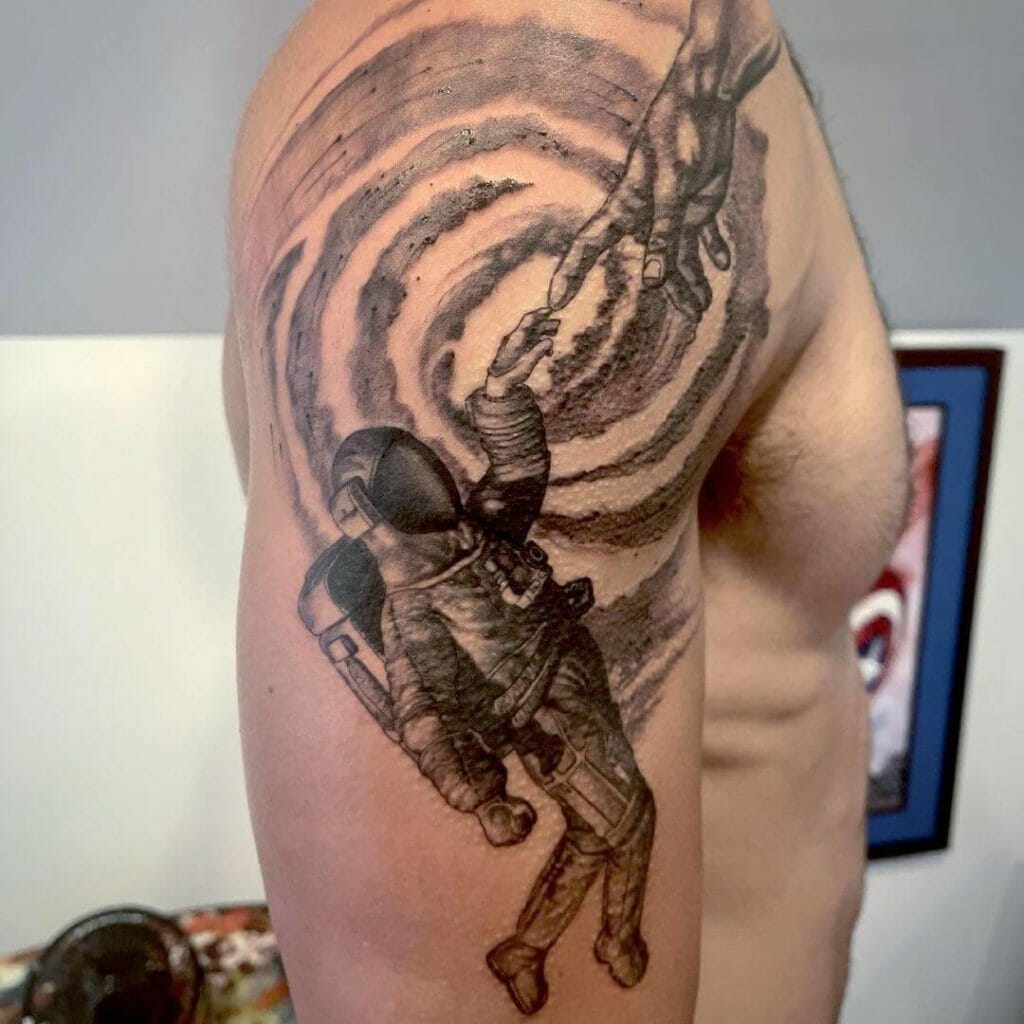 Diseño de tatuaje de astronauta alucinante para los amantes del arte