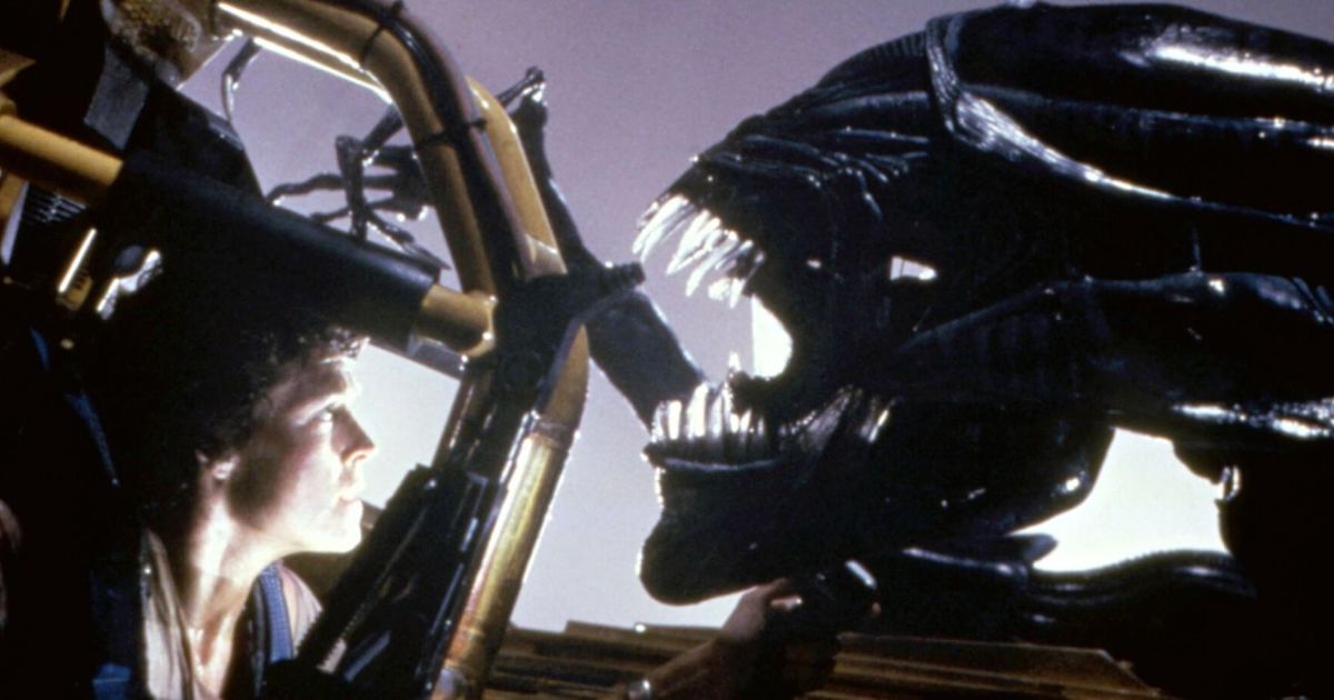 Ripley fights an Alien queen in Aliens