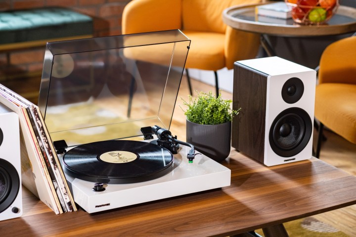 Fluence RT81+ Elite turntable with white speakers on the table.