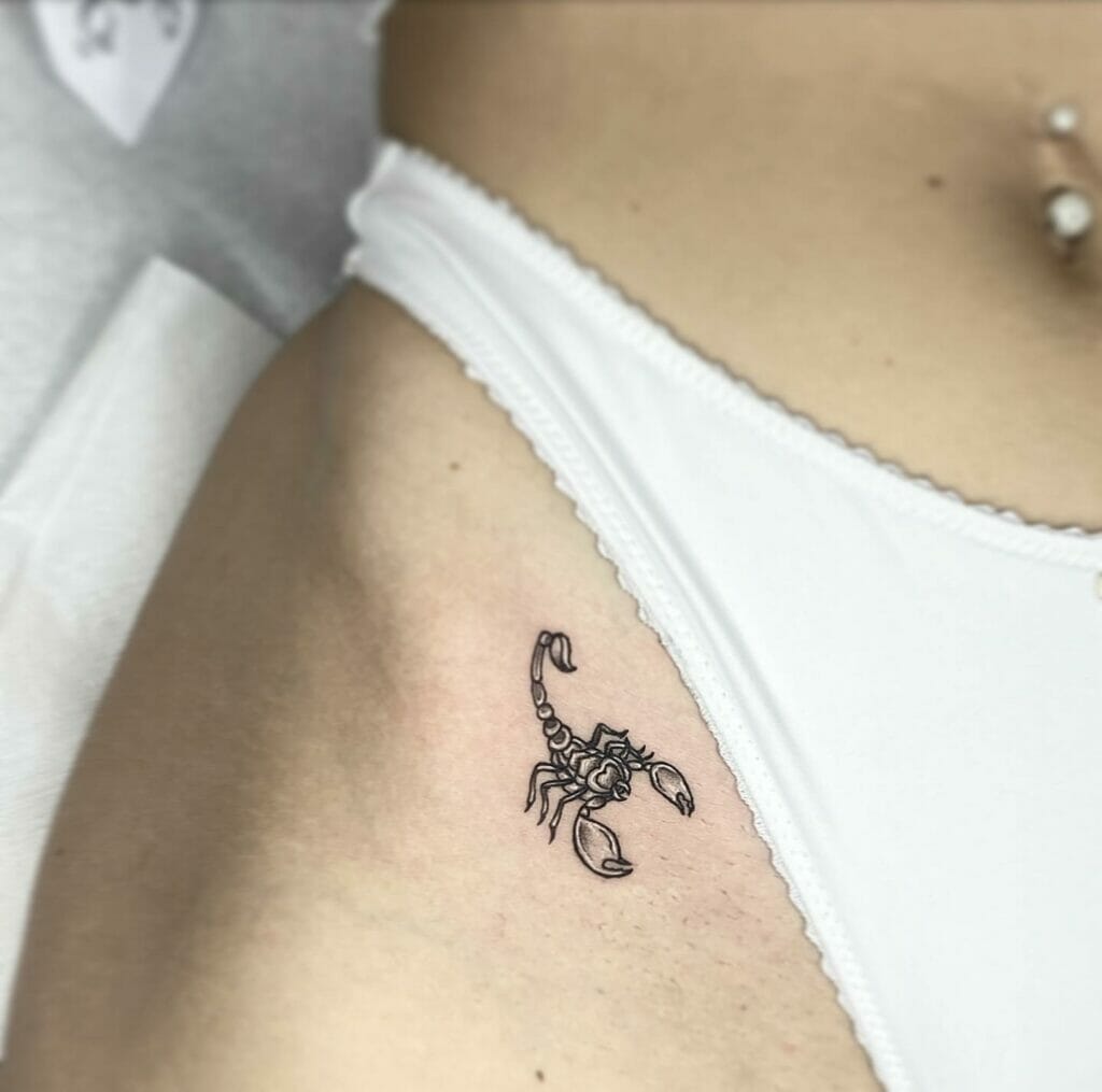 Tatuaje De Línea De Bikini Pequeña De Escorpión