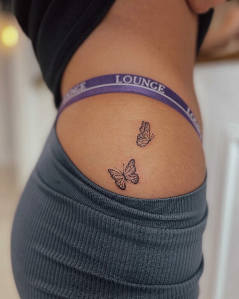 Tatuajes laterales del muslo para mujeres en la línea del bikini con tatuaje de mariposa