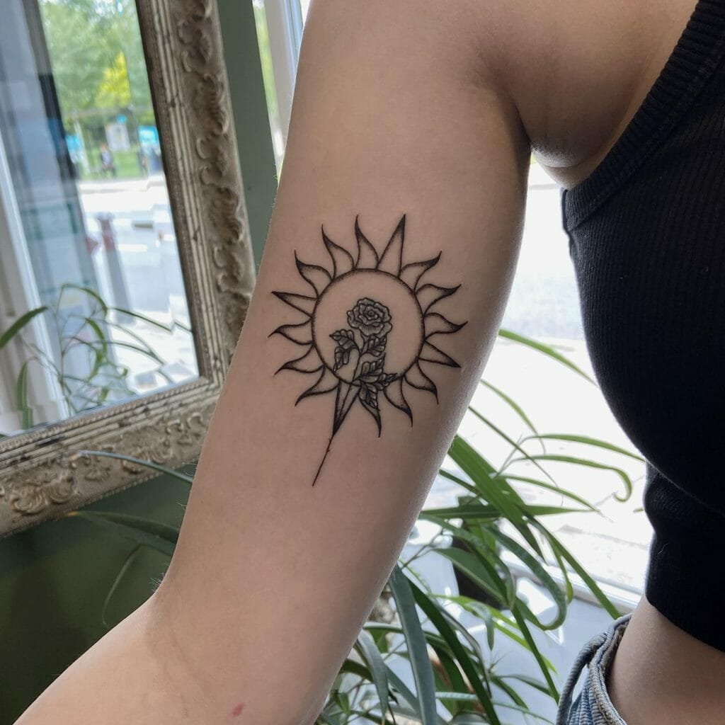 Tatuaje De Sol Pequeño Con Rosa