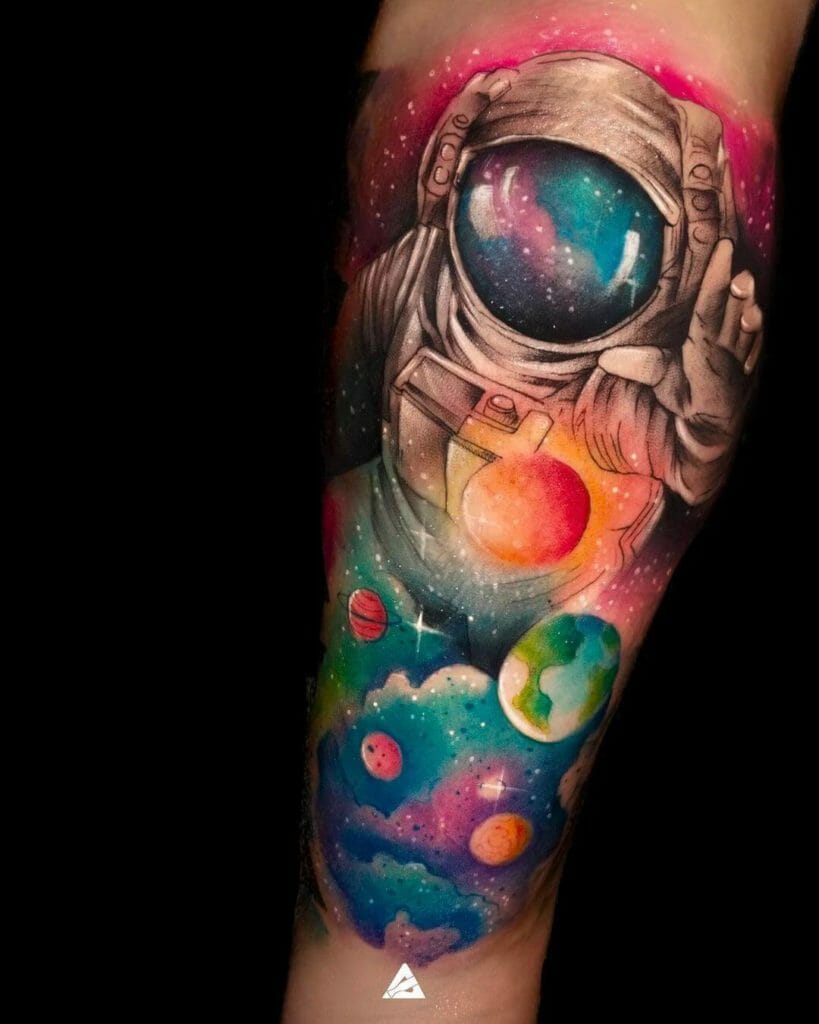 Impresionante tatuaje de astronauta tradicional