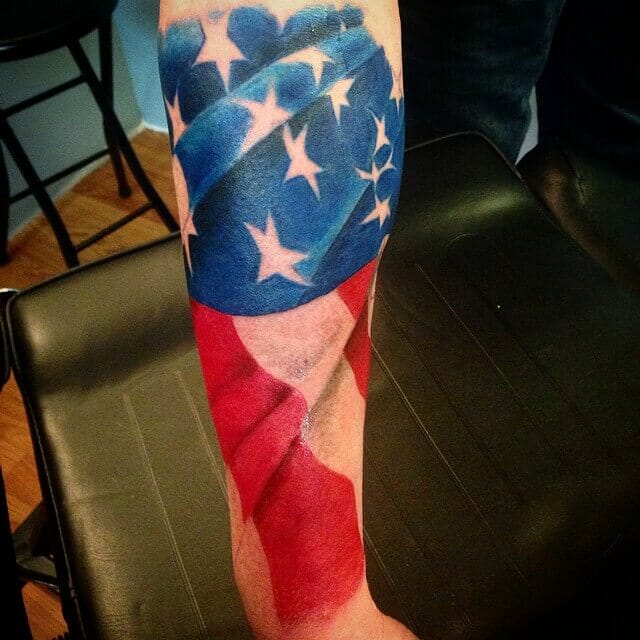 El tatuaje de la bandera estadounidense ondeando