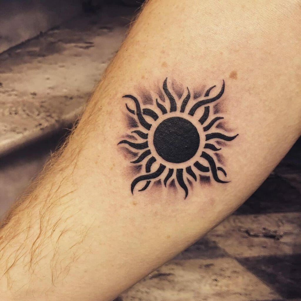 Diseño de tatuaje de sol tribal en negro