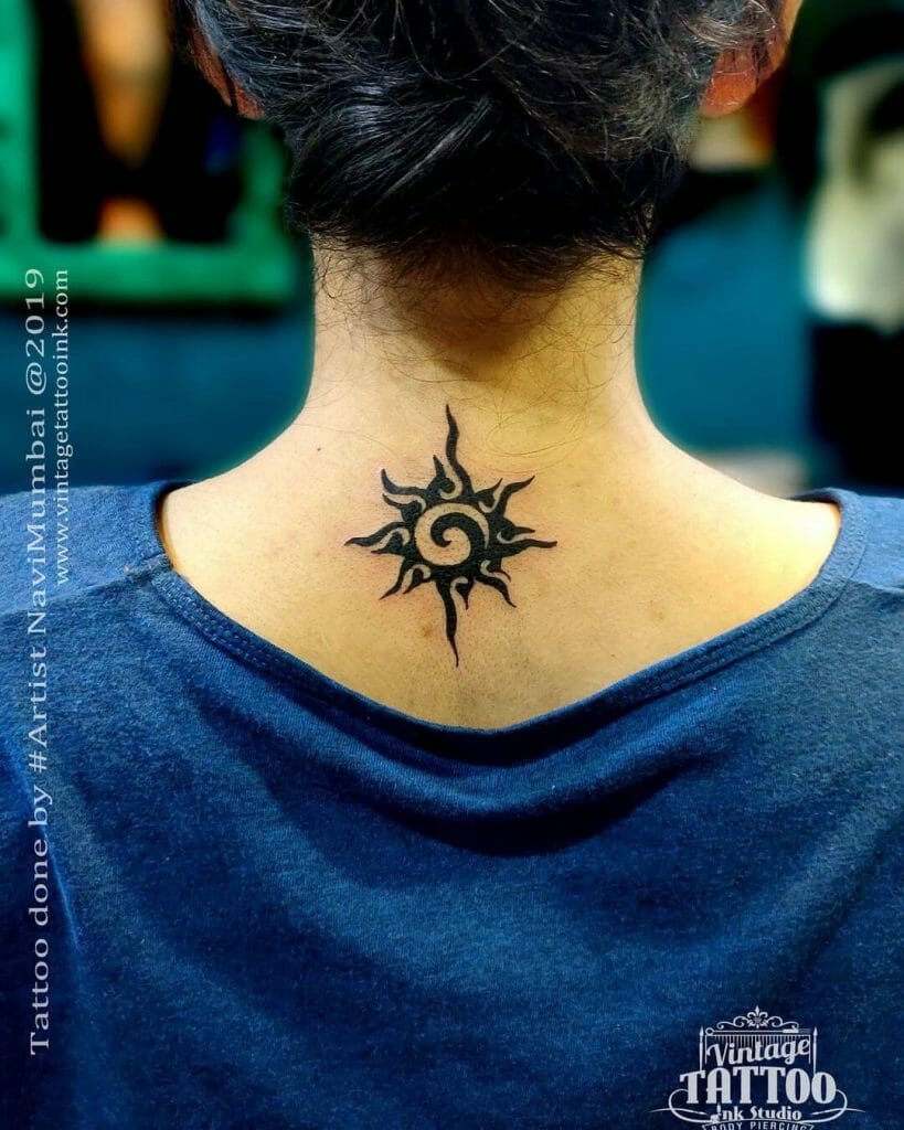 Diseño de tatuaje de sol tribal en el cuello