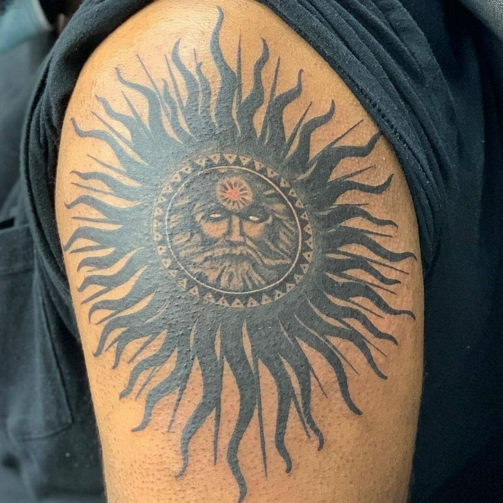 Tatuaje tribal del sol del dios hindú