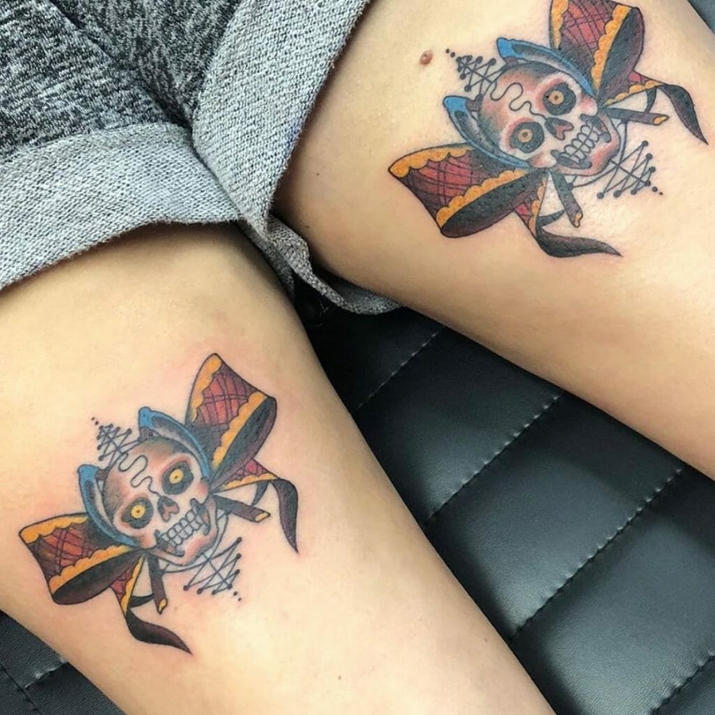 Estilo de tatuaje de arco único con calaveras