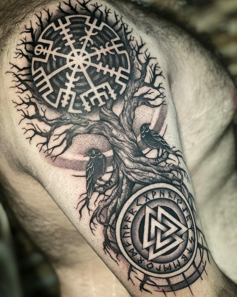 Yggdrasil junto con un par de tatuajes de pájaros