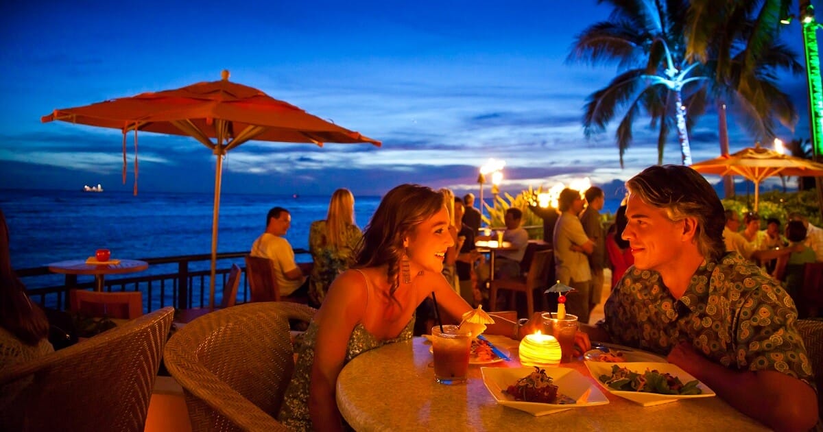 kw 290517 A couple enjoying a romantic candle lit dinner by the sea in Hawaii