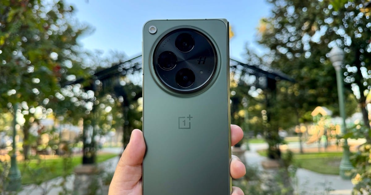 oneplus open emerald dusk hand