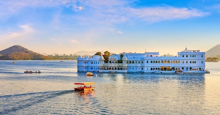 udaipur city palace blue boat