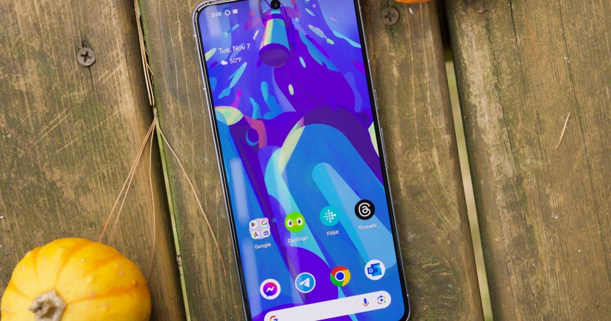 google pixel 8 pro home screen blue