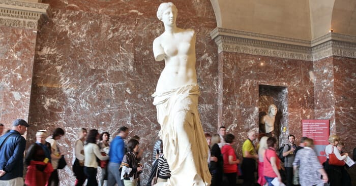 What Makes This Famous Statue In Louvre Museum, Paris Is A Major Crowd Puller