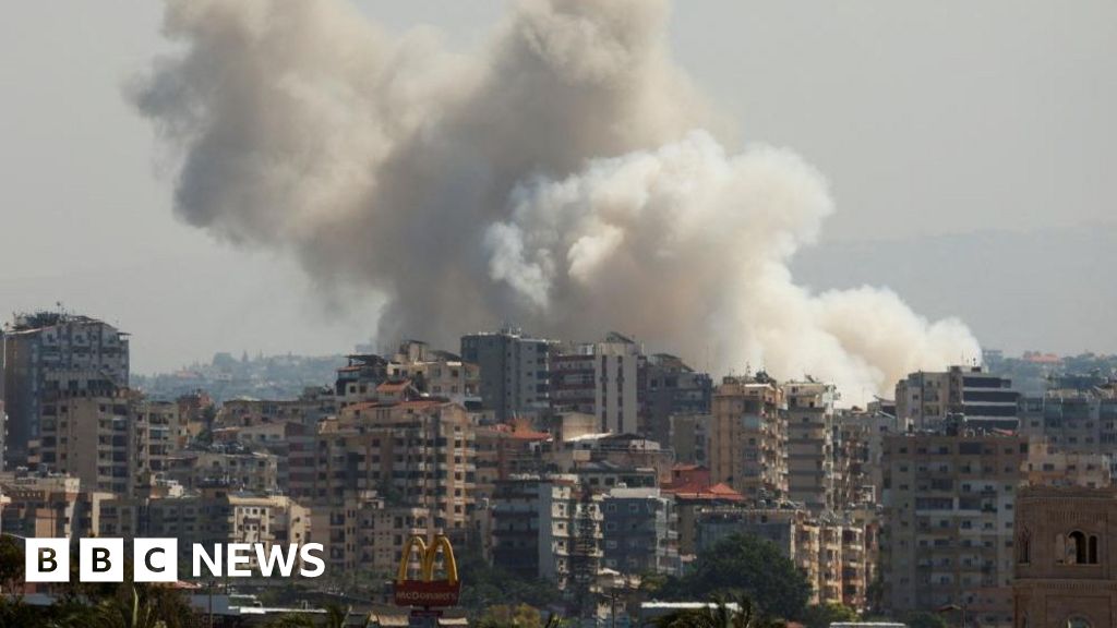 Israeli air strikes kill 492