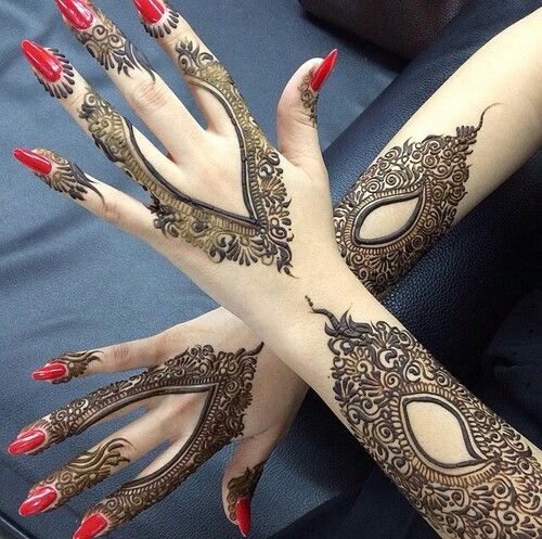 Negative space Mehndi design on the back of the hands with bold wrist detailing and intricate patterns, ideal for modern brides and special events