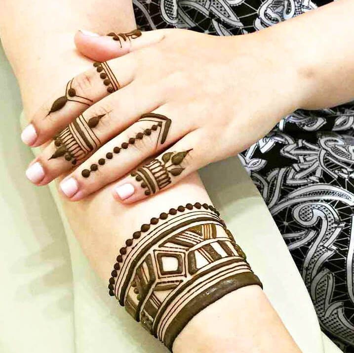 Geometric Mehndi design with bold wrist patterns and minimalist finger detailing, ideal for modern and casual events.