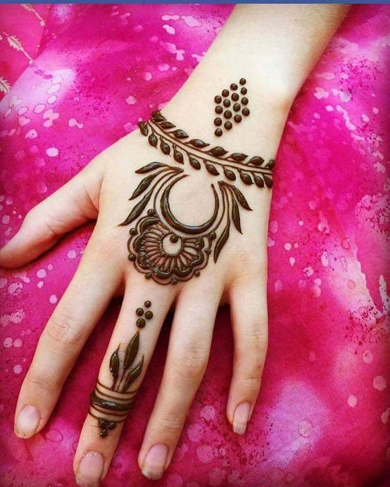 Minimalist Mehndi design on the back of the hand with leaf and floral accents, ideal for casual events and modern brides