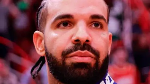 Getty Images Drake fejlövést, töprengőnek tűnik